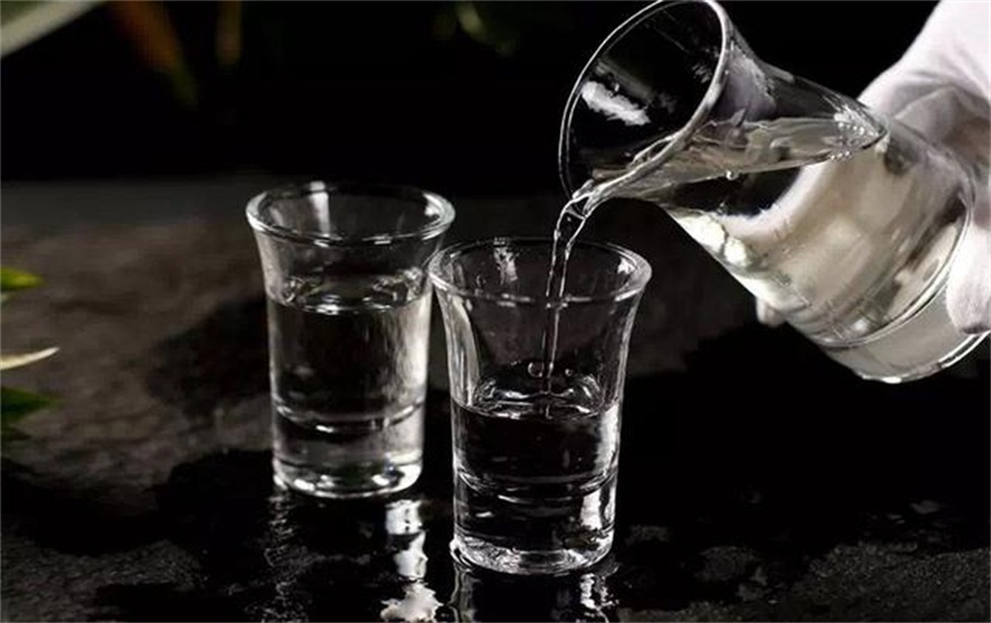 如何去看醬香型中低檔白酒的色澤？