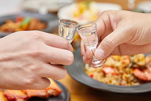 紅酒的酒精含量等于多少中低檔白酒？