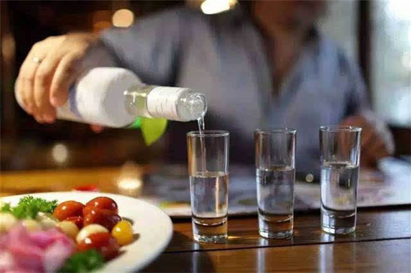 為什么中低檔醬香酒比濃香酒貴呢?